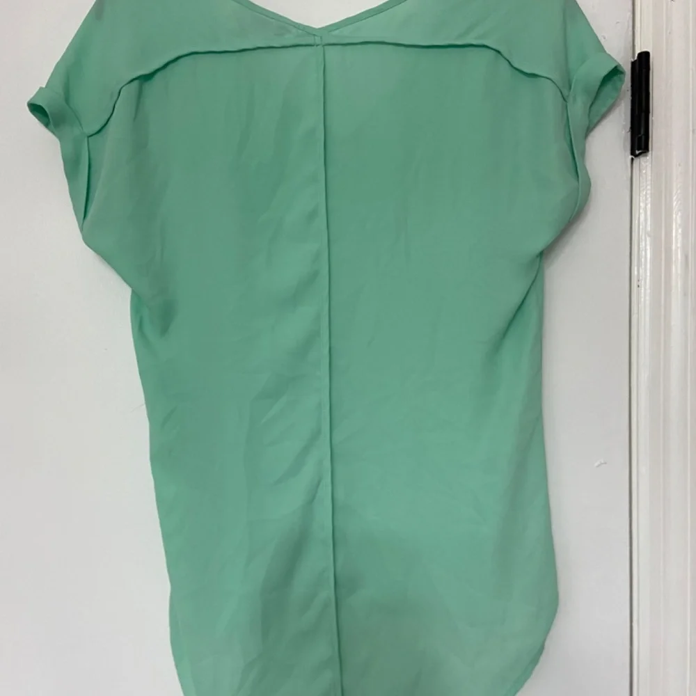 Light weight shirt perfect for summer - Picture 3 of 4